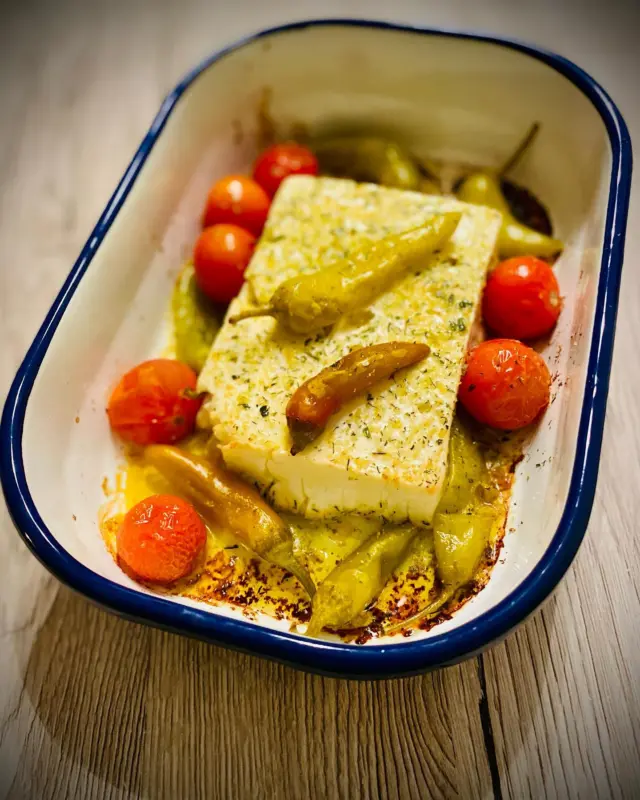 🧀 Hirtenkäse/Feta 
🌶️ Peperoni (nach Wahl)
🍅 Cherrytomaten
🧄 Knoblauch
🪴 Kräuter 
🫒 Olivenöl + Oliven (optional)

… alles in eine Auflaufform und ab in den Backofen. 180 Grad (Umluft) ca. 15 Minuten oder länger - je nach Konsistenz. 

Bon appétit 🤤