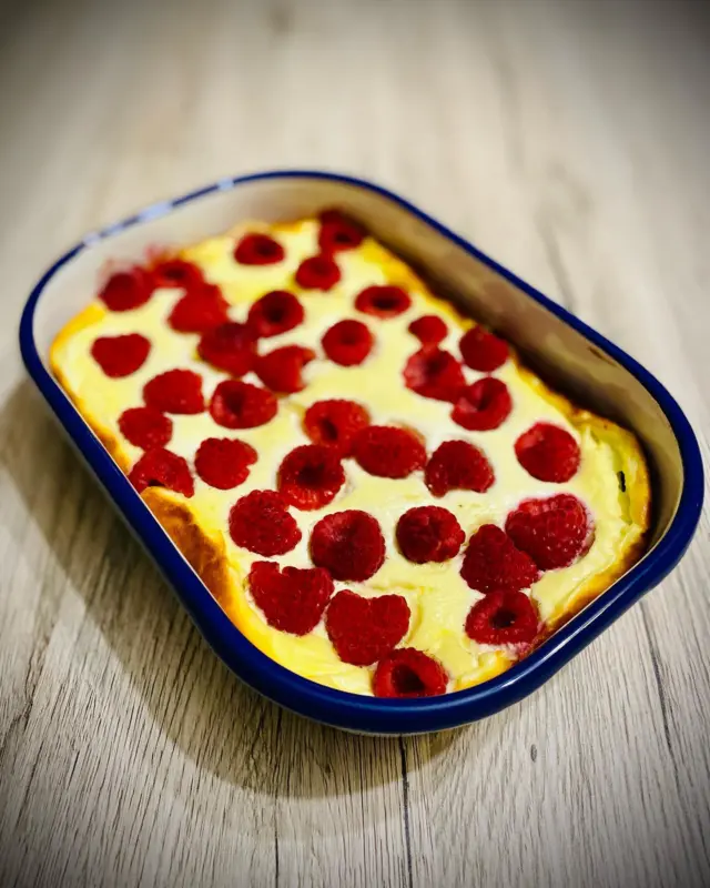 🍰 Käsekuchen in unter 30 Minuten 🤤 

🤩Lust auf einen schnellen und gesunden Käsekuchen? Diese proteinreiche Alternative punktet vor allem mit Nährwerten und Geschmack. 

So einfach gehts:

1. 500g Speisequark
2. 2 Eier
3. 30g Speisestärke 
4. süße nach Wahl (in dem Fall 6g Chunky Flavour Sweet Honey)
5. 125g frische Himbeeren 
6. Backofen 200 Grad Ober-/Unterhitze 20-30min
7. schmecken lassen 

#käsekuchen #alternative #proteinrezepte #proteinreich #kuchen #selbermachen #schnellesrezept #gesundessen #kalorienarmerezepte #lecker #gesund #abnehmen